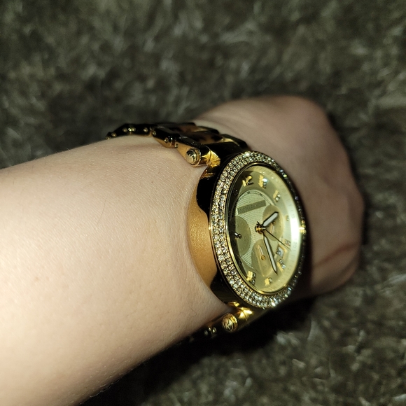 MK ROUND CRYSTAL WATCH - Picture 5 of 5